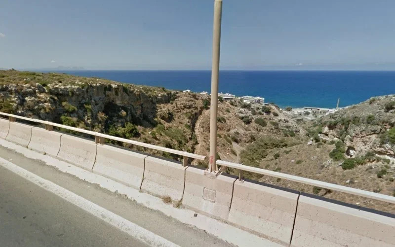 Γιος επιχειρηματία σκοτώθηκε πέφτοντας από γέφυρα στην Κρήτη – Μπροστά στα μάτια του πατέρα του